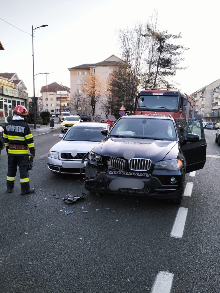 Accident rutier în Râmnicu Vâlcea. O șoferiță a ajuns la spital