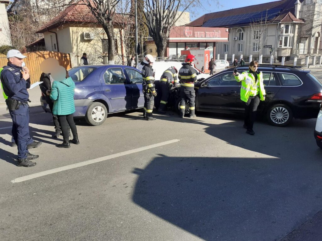 Coliziune între două autoturisme în Râmnicu Vâlcea. Un bărbat, rănit