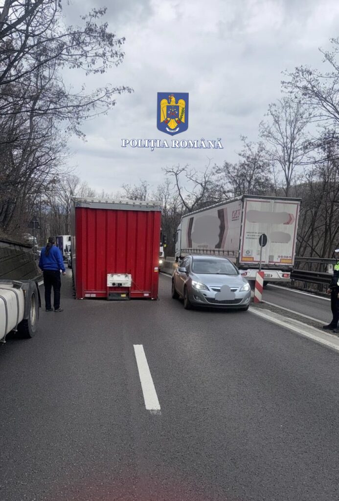 Vâlcea: Un container a căzut de pe o semiremorcă, într-o curbă