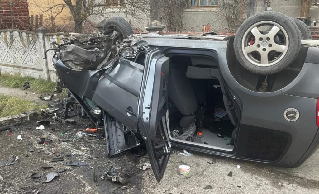 O femeie a furat o mașină dintr-o spălătorie și a fugit  cu poliția pe urme până a intrat într-un cap de pod
