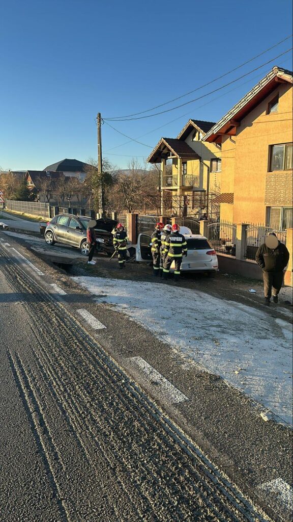 Vâlcea: Pasageră rănită după ce autoturismul în care se afla a intrat într-o mașină parcată