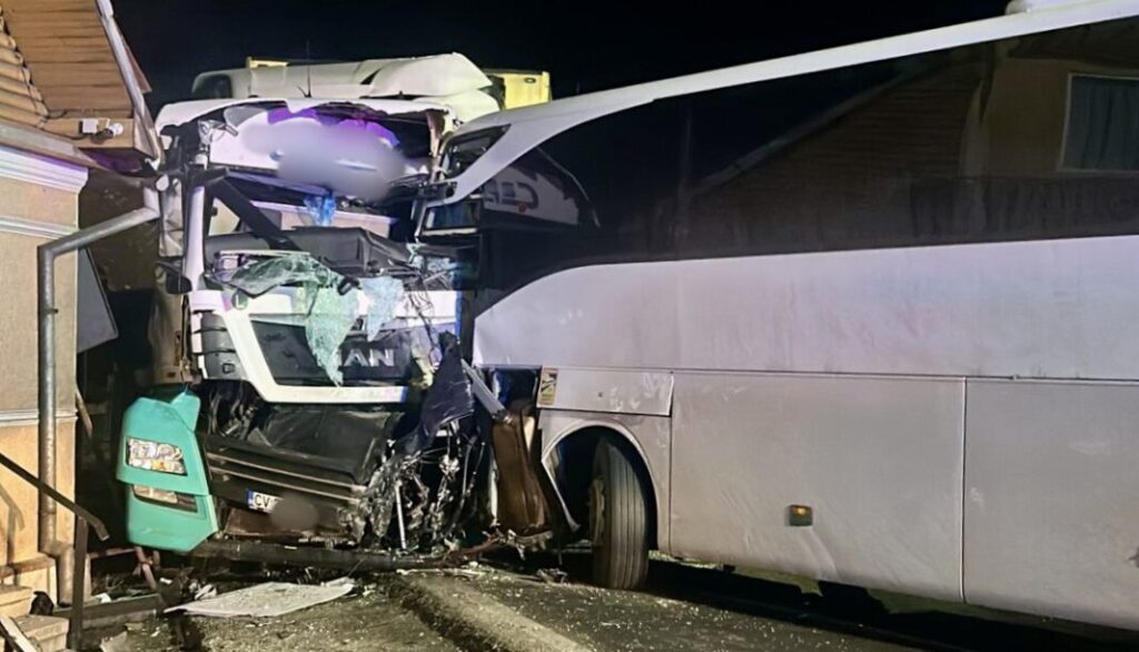 Un mort și șapte răniți într-un accident în care au fost implicate un autocar şi un TIR
