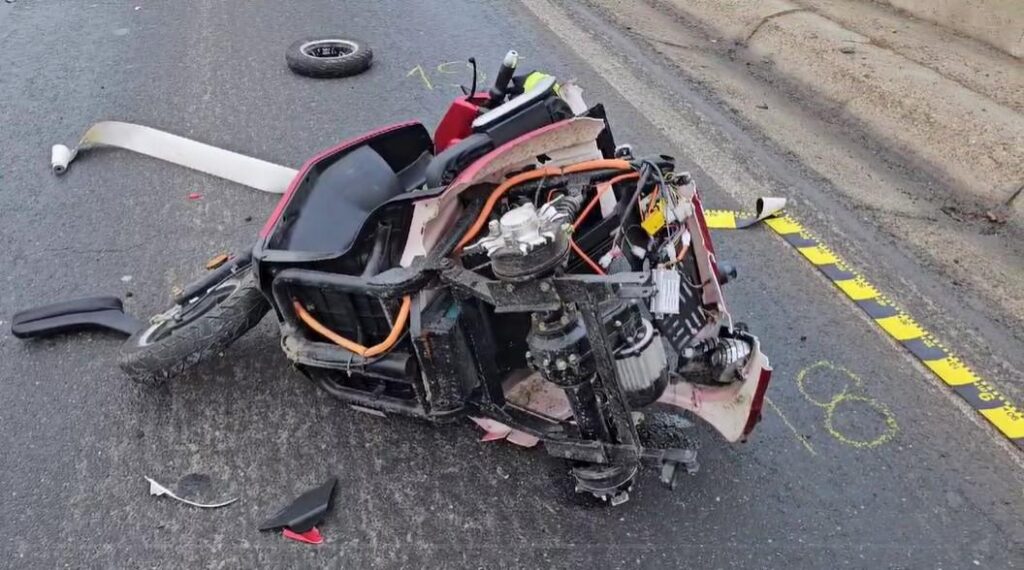 Un bătrân a murit după ce scuterul său a fost rupt în două de o mașină
