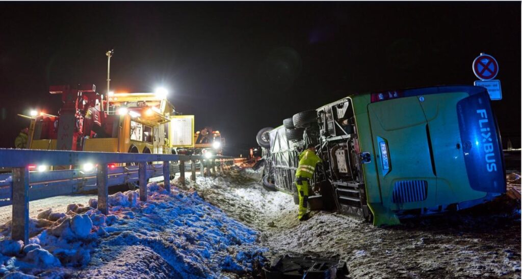 Germania: Un autocar Flixbus s-a  răsturnat. Două persoane au murit