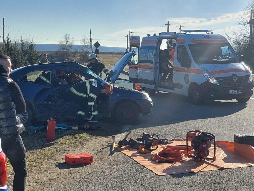 Gorj: Accident rutier cu victime pe DN 67, în urma impactului între o mașină și un camion