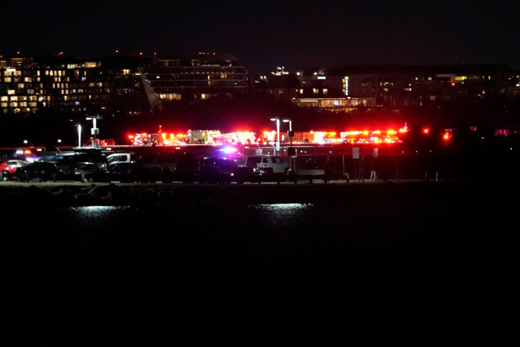 (VIDEO) Un avion American Airlines s-a ciocnit cu un elicopter Black Hawk. Ambele au căzut în râul Potomac
