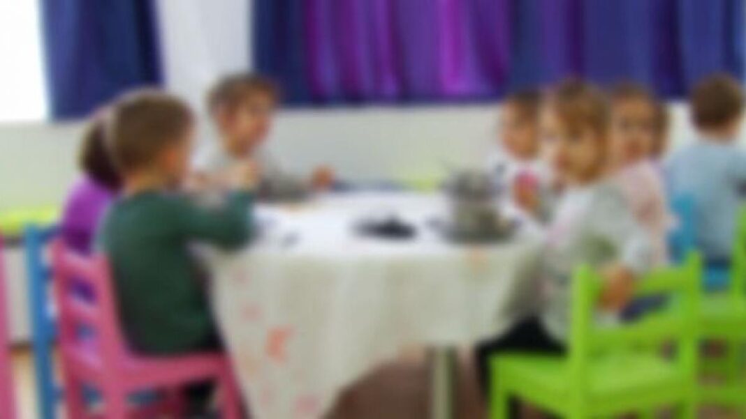 Copil de şase ani, încuiat de educatoare într-o debara