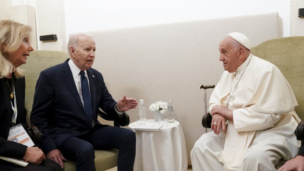 Biden i-a acordat medalia prezidențială a libertății Papei Francisc