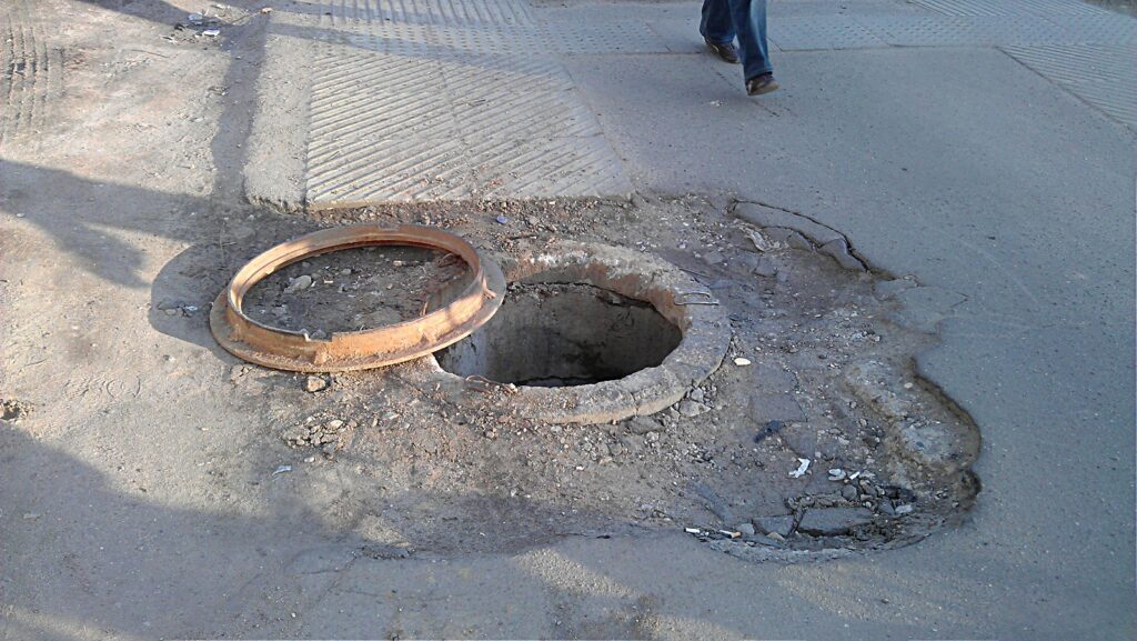 O fetiță de 3 ani care se plimba cu tricicleta a căzut într-un canal fără capac nesemnalizat