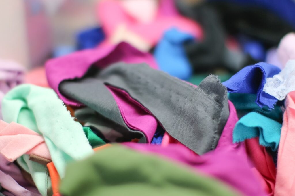Colectarea deșeurilor textile, asigurată centralizat în 55 de localități