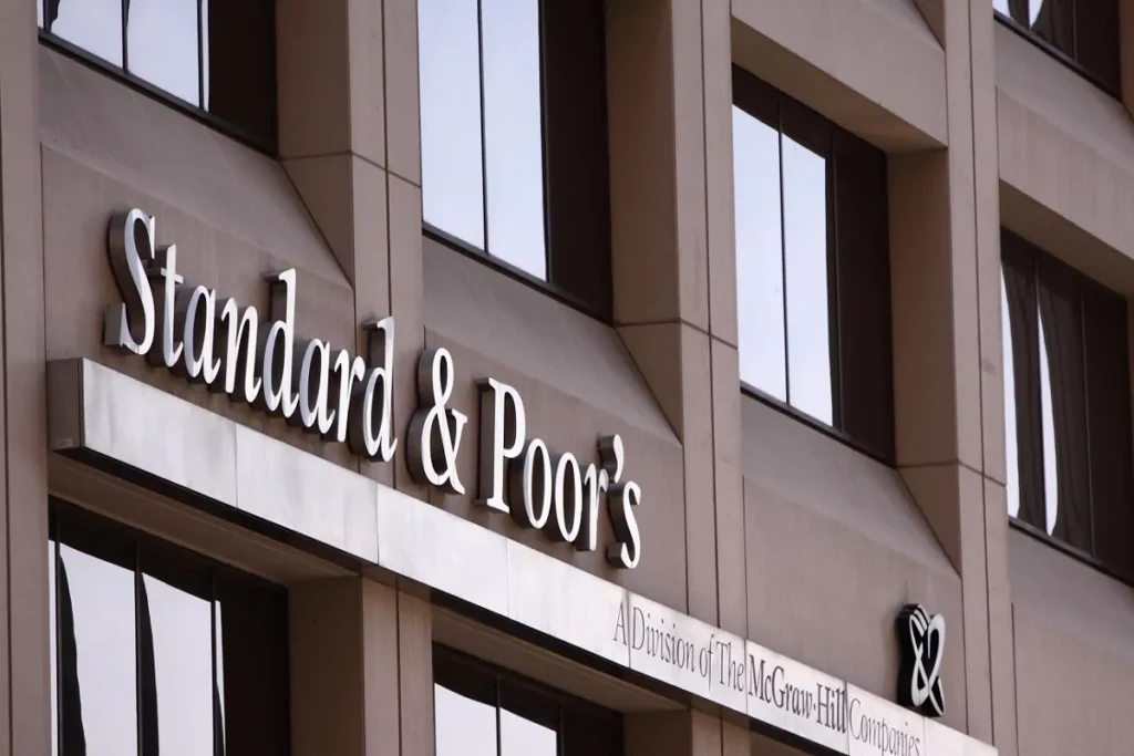 Standard & Poor’s a retrogradat de la „stabil“ la „negativ“ perspectiva ratingului României