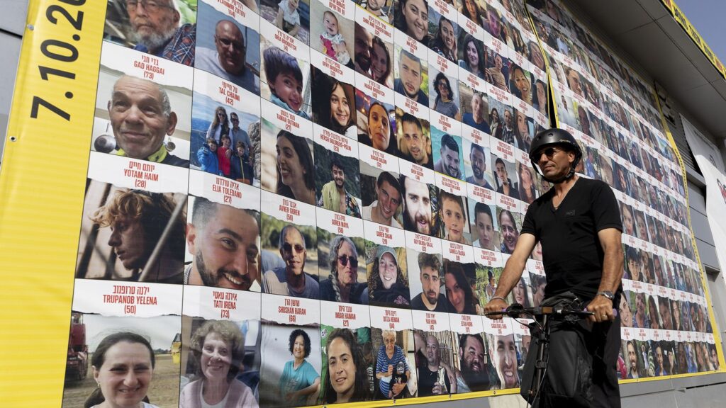 Israelul spune că opt din cei 33 de ostatici care trebuiau eliberați de Hamas sunt morți