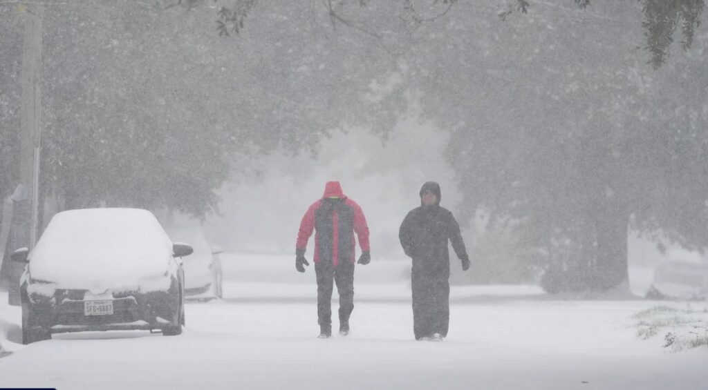 Din Texas până în Florida, o furtună de iarnă aduce frig mortal și zăpadă în părți din sud