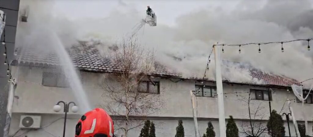 (VIDEO) Incendiu puternic într-o clădire din Slatina. S-a emis mesaj RO-ALERT