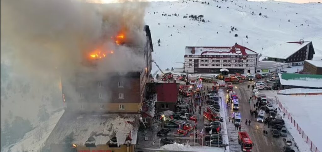 (VIDEO) Șase oameni au murit și 32 au fost răniți în urma unui incendiu la un resort de schi din Turcia