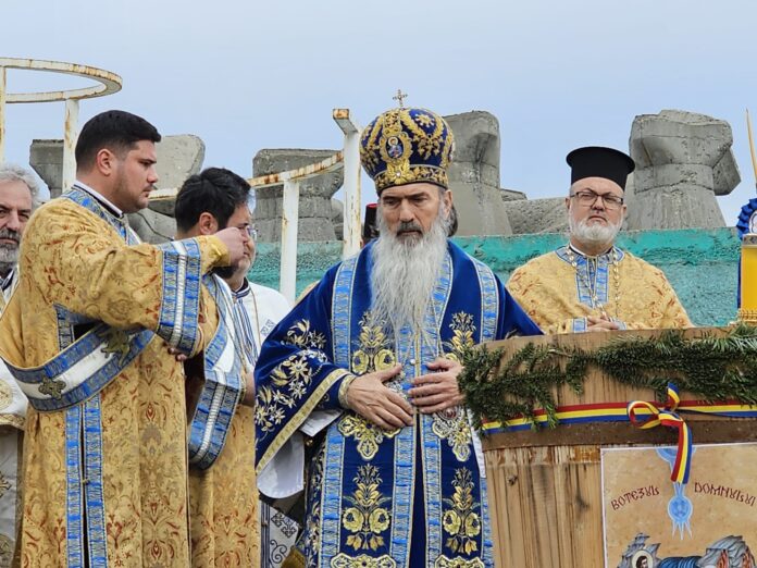 ips td bobot IPS Teodosie s-a împiedicat iar în timpul slujbei de Bobotează. Un preot l-a prins înainte să cadă de pe platformă