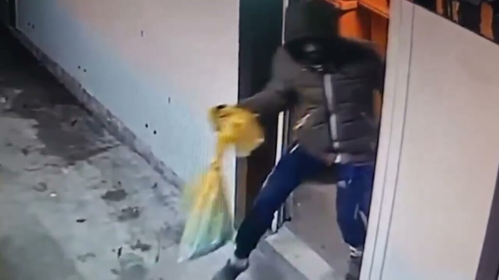 (VIDEO) Imagini cu bărbatul care a furat 3 picioare de la Institutul Cantacuzino