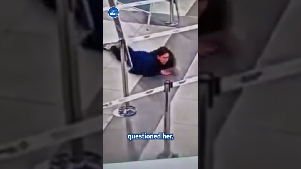 (VIDEO) O femeie se târăște pe lângă securitatea aeroportului și se urcă în avion fără pașaport sau bilet