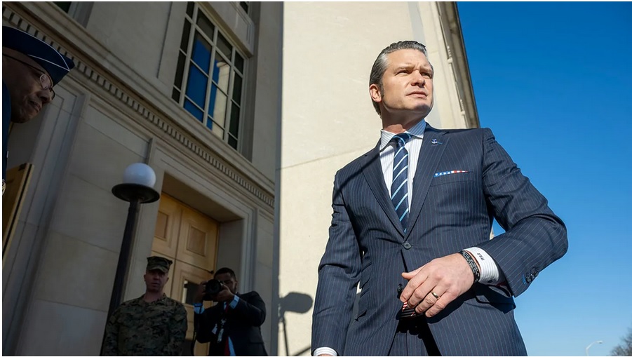 Secretarul Apărării Pete Hegseth la Pentagon, luni, 27 ianuarie 2025, la Washington. (AP Foto/Kevin Wolf)