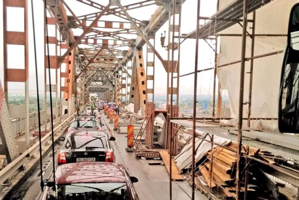 Traficul pe Podul Prieteniei se desfășoară pe o singură bandă
