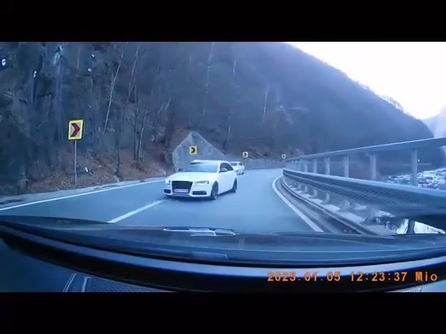 Depășire periculoasă pe Defileul Jiului