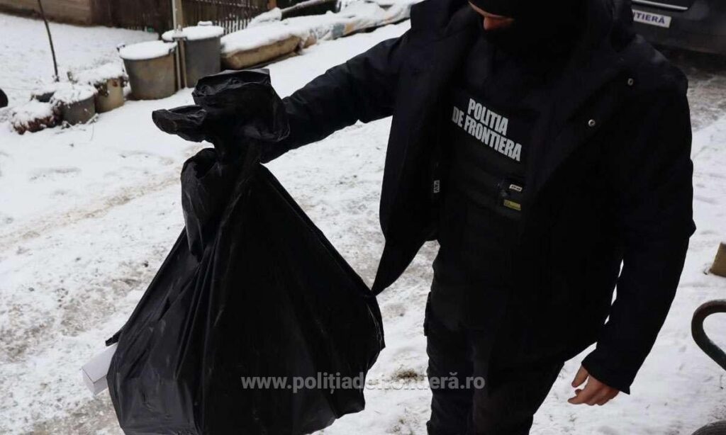 (VIDEO) Arme, muniţie și țigări descoperite de poliţiştii de frontieră în urma unor percheziţii domiciliare