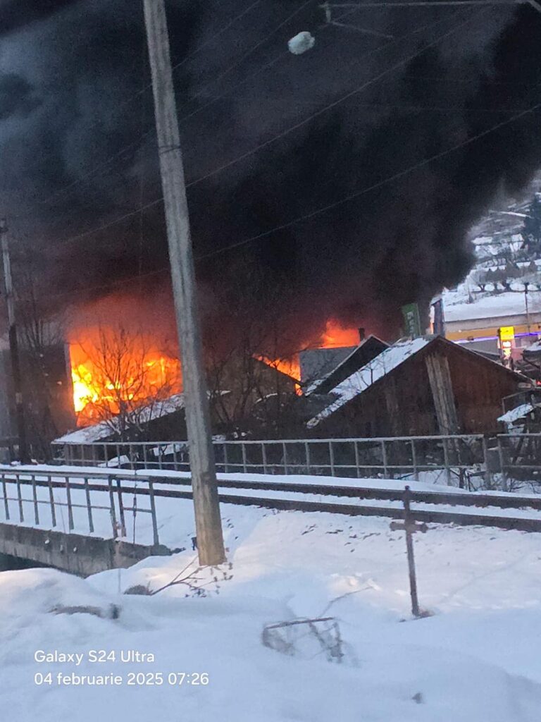 Incendiu la un depozit de cauciucuri Suceava. A fost emis mesaj Ro-Alert