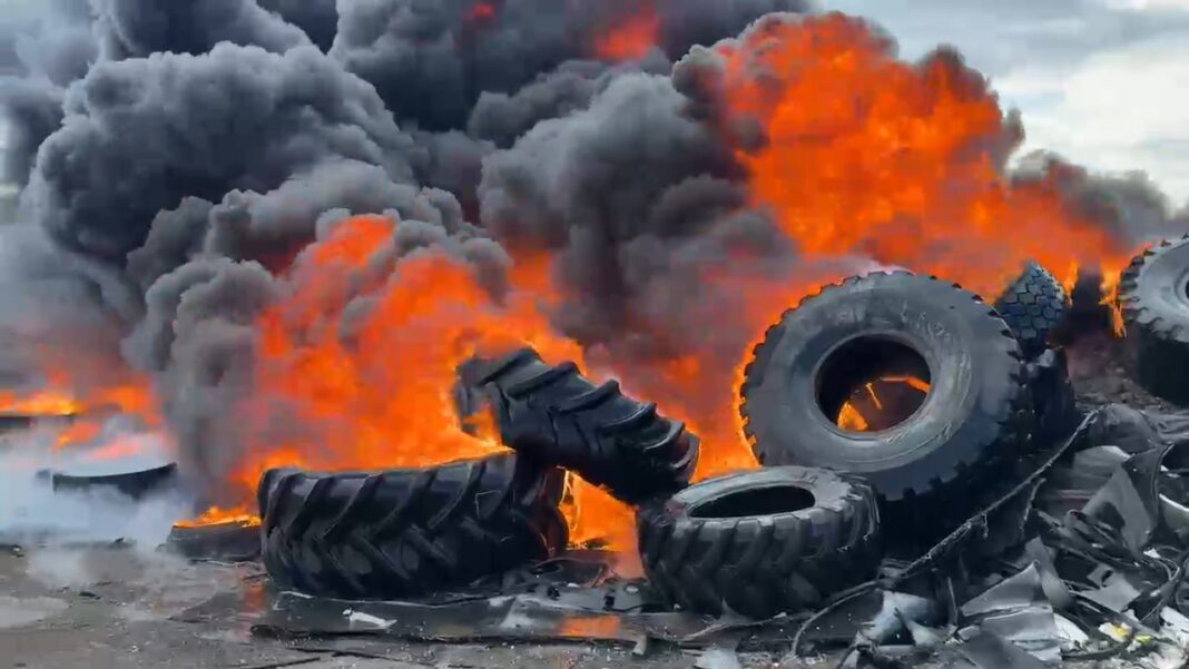 Incendiu puternic la un depozit de anvelope uzate din Tulcea