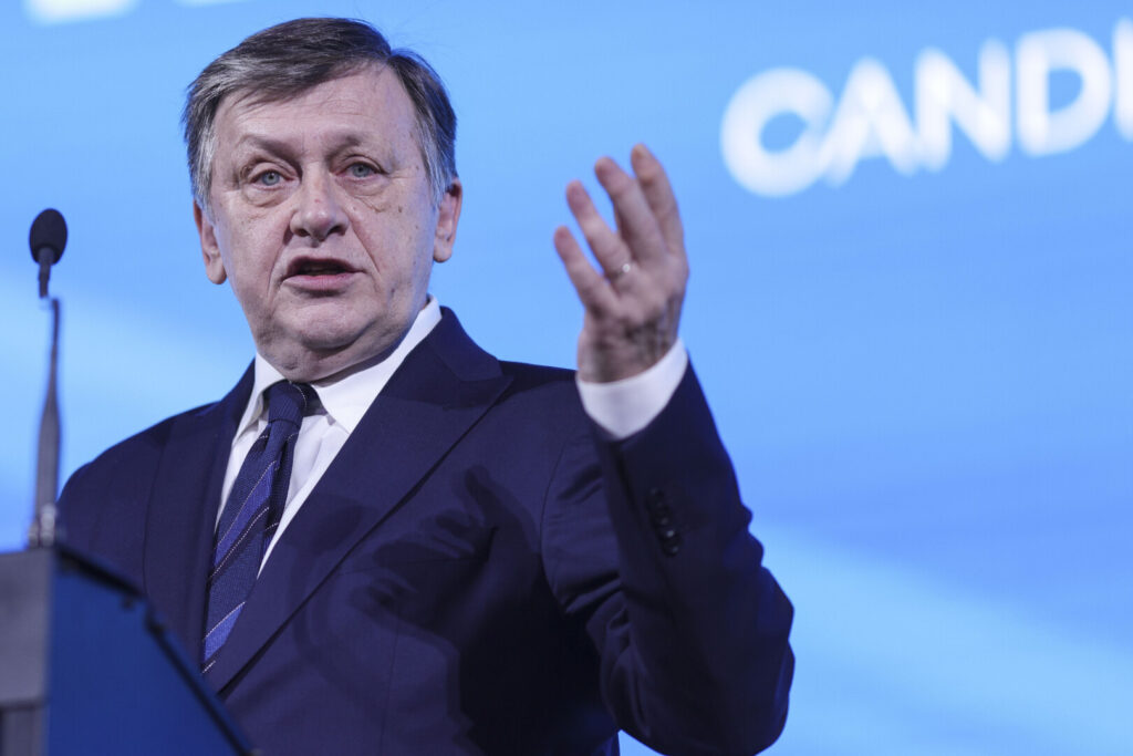 Ce au declarat Crin Antonescu și soția sa, Adina Vălean, la ieșirea de la urne