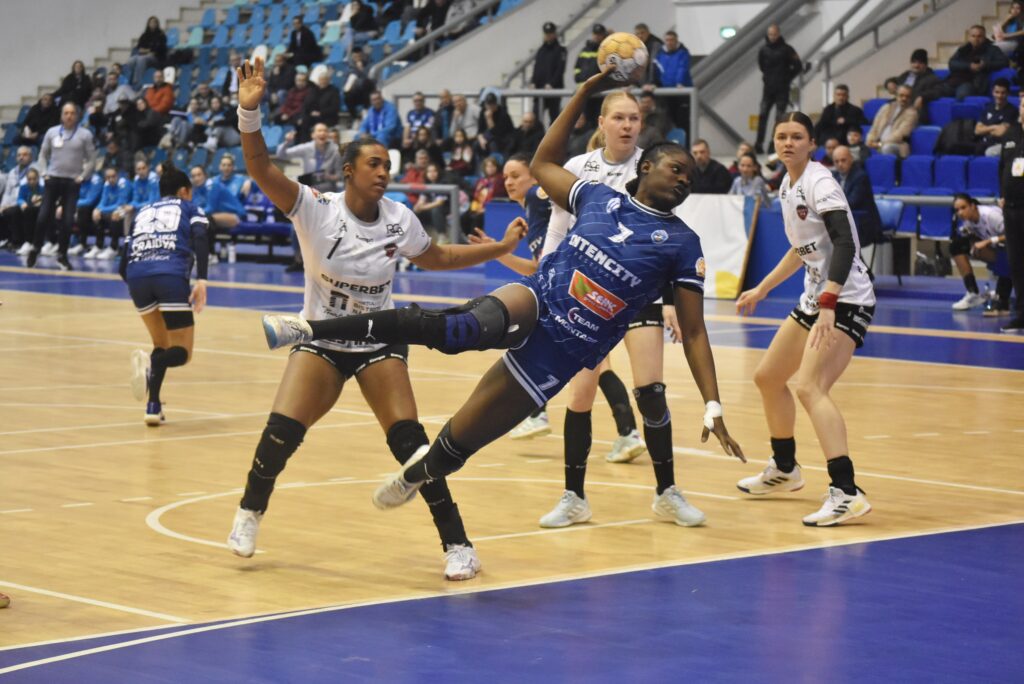 Handbal (f) / Emoții, trăiri intense, extaz! SCMU Craiova a îngenuncheat Bistrița în ultima secundă!