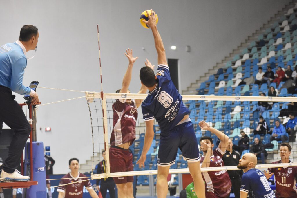 Volei (m) / SCMU Craiova a cedat acasă cu Rapid, dar intră în play-off cu un avantaj bun