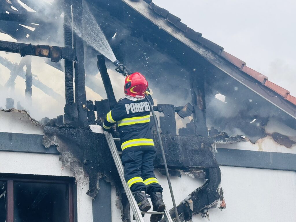 (VIDEO) Incendiu la o casă din Drobeta Turnu Severin