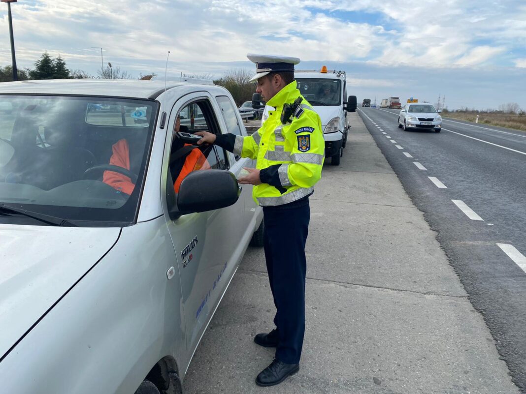 Depistat de polițiști în timp ce conducea un autoturism fără permis