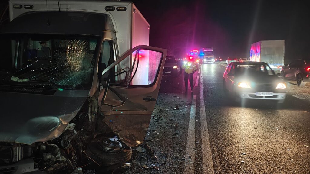 Vâlcea: Trei victime după o coliziune între trei autovehicule pe DN7, în Brezoi