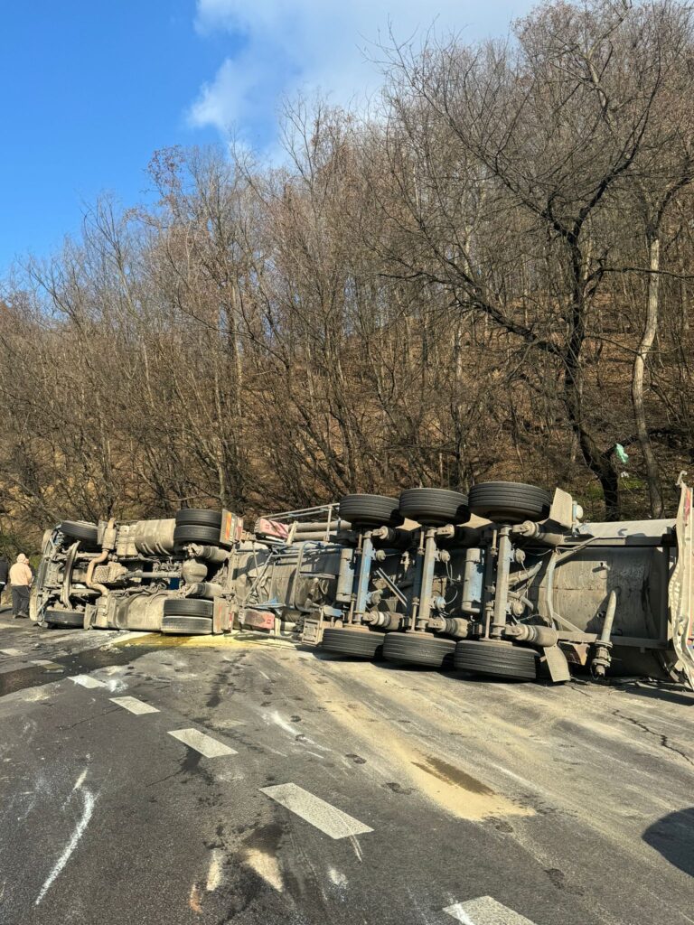 Vâlcea: Accident rutier pe DN7, în localitatea Golești