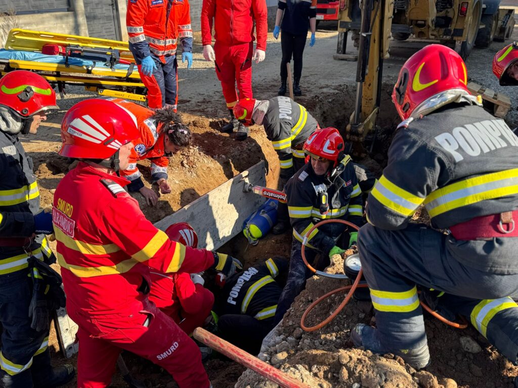 Drobeta Turnu Severin: Pompierii intervin pentru salvarea unui bărbat prins sub un mal de pământ