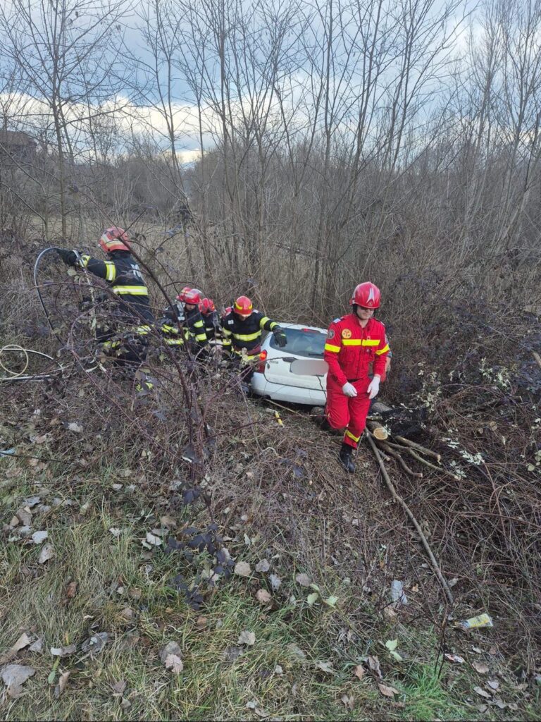 Vâlcea: Două persoane rănite într-un accident rutier în Tomșani