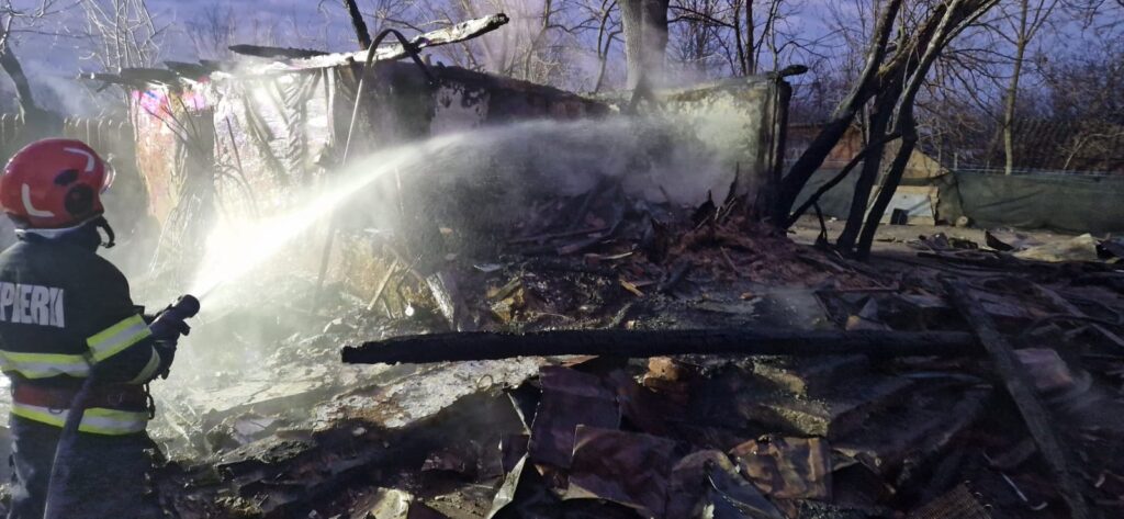 (VIDEO) Incendiu la o casă din Pleșoi. Proprietarul preluat de elicopterul SMURD