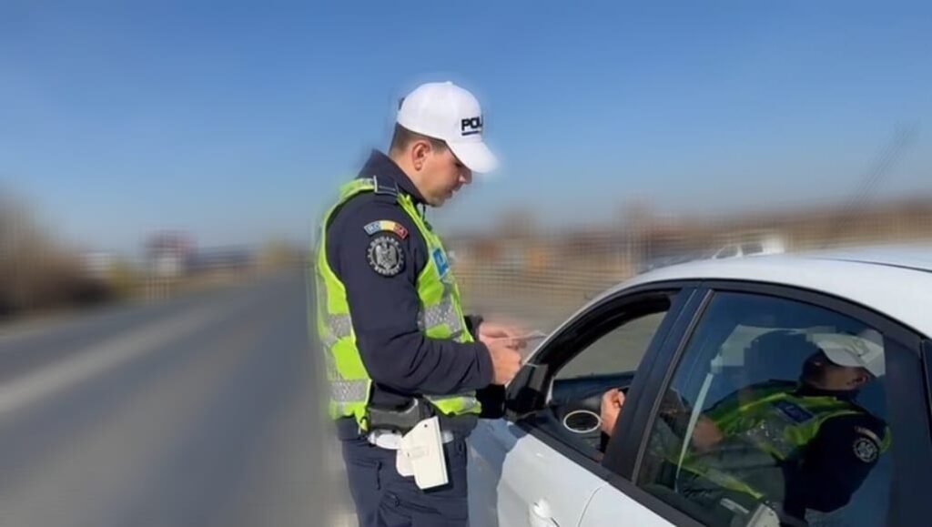 (VIDEO) Dolj: A condus fără permis o mașină neînmatriculată și a făcut accident