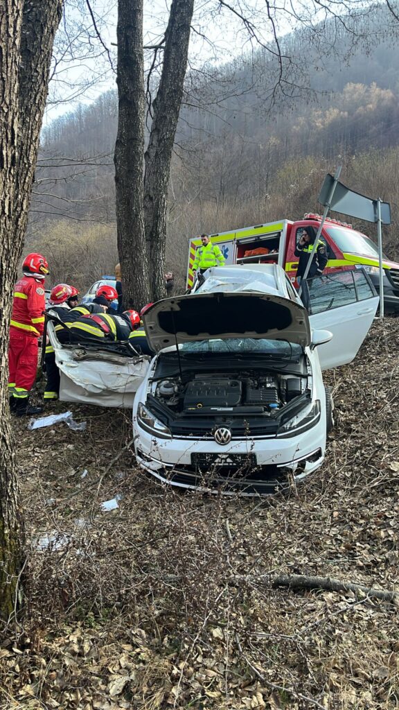 Vâlcea: Trei răniți într-un accident rutier pe DN 7A , în Brezoi
