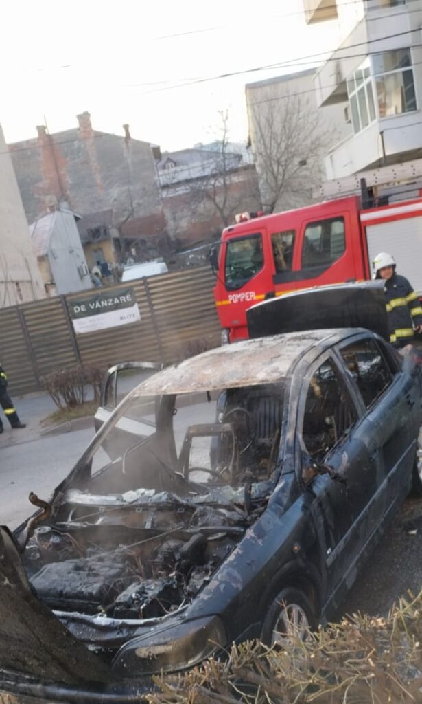 Un autoturism a luat foc în Craiova