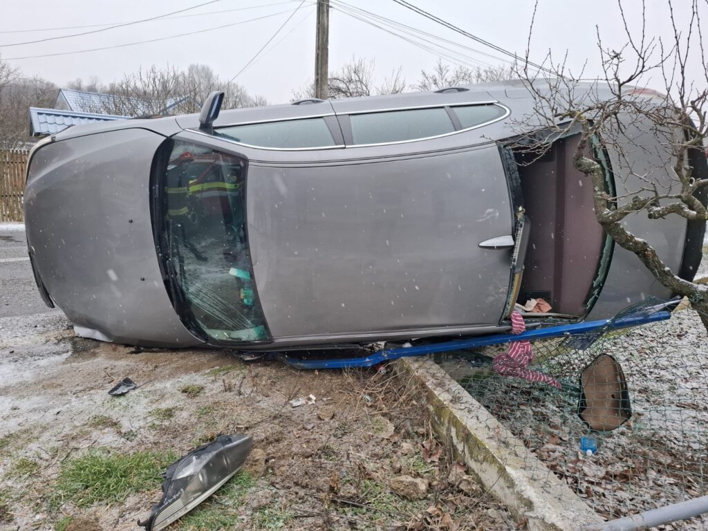 Mehedinți: Autoturism răsturnat pe DN56B