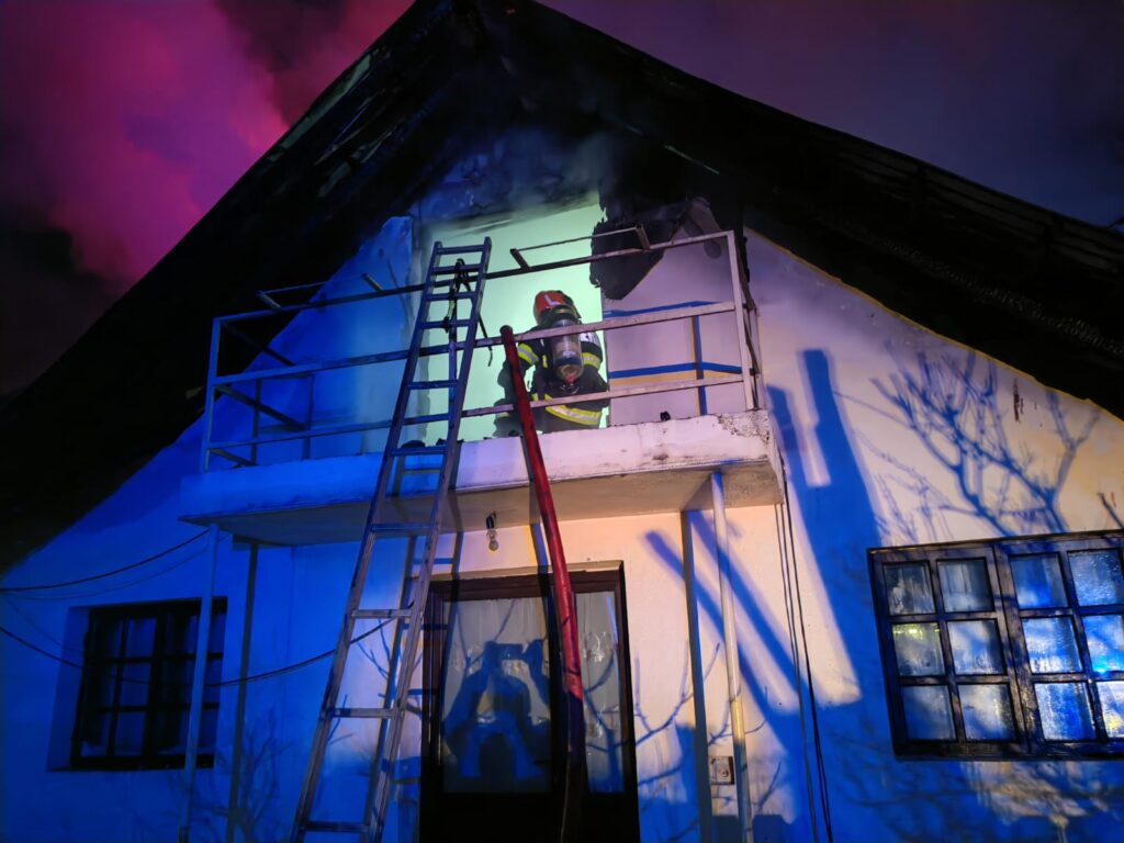Vâlcea: Incendiu la o casă din localitatea Lungeşti