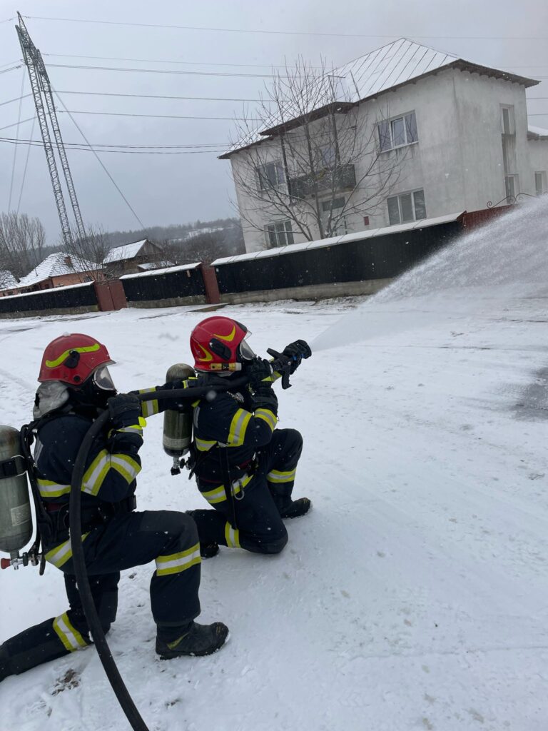 (VIDEO) Vâlcea: Accident rutier în Băbeni. Țeavă de gaz avariată. O minoră, rănită