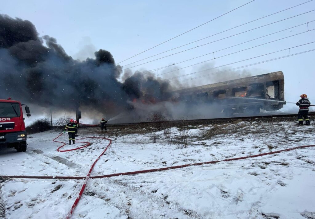 Olt: Incendiu la vagonul unui teren de călători, în  Radomirești. A fost activat Planul Roșu de Intervenție