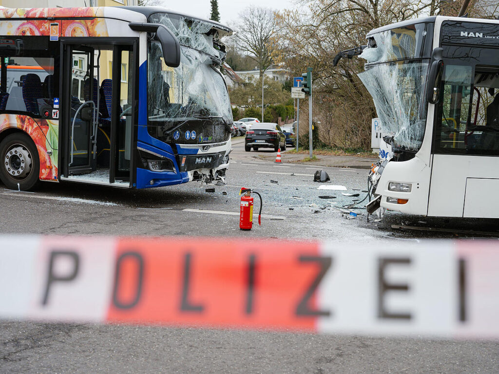 12 copii de grădiniţă şi 23 de adulţi, răniţi când două autobuze s-au ciocnit într-o intersecţie, în Germania