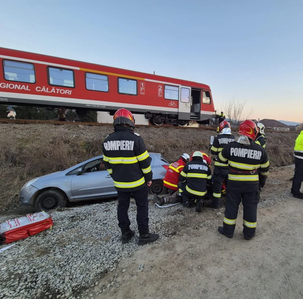 Şofer grav rănit după ce nu a oprit la trecere şi a fost lovit de tren