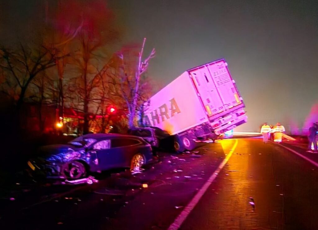 Trei răniţi într-un accident în care ai fost implicate două TIR-uri şi două autoturisme