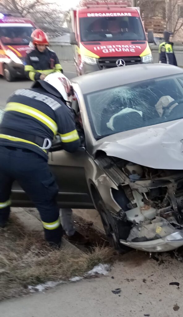 Trei răniţi în ciocnirea între două autoturisme