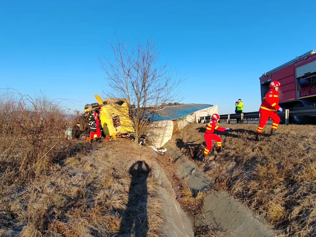 Patru răniţi după ce un TIR a intrat într-o autoutilitară staţionată pe banda de urgenţă